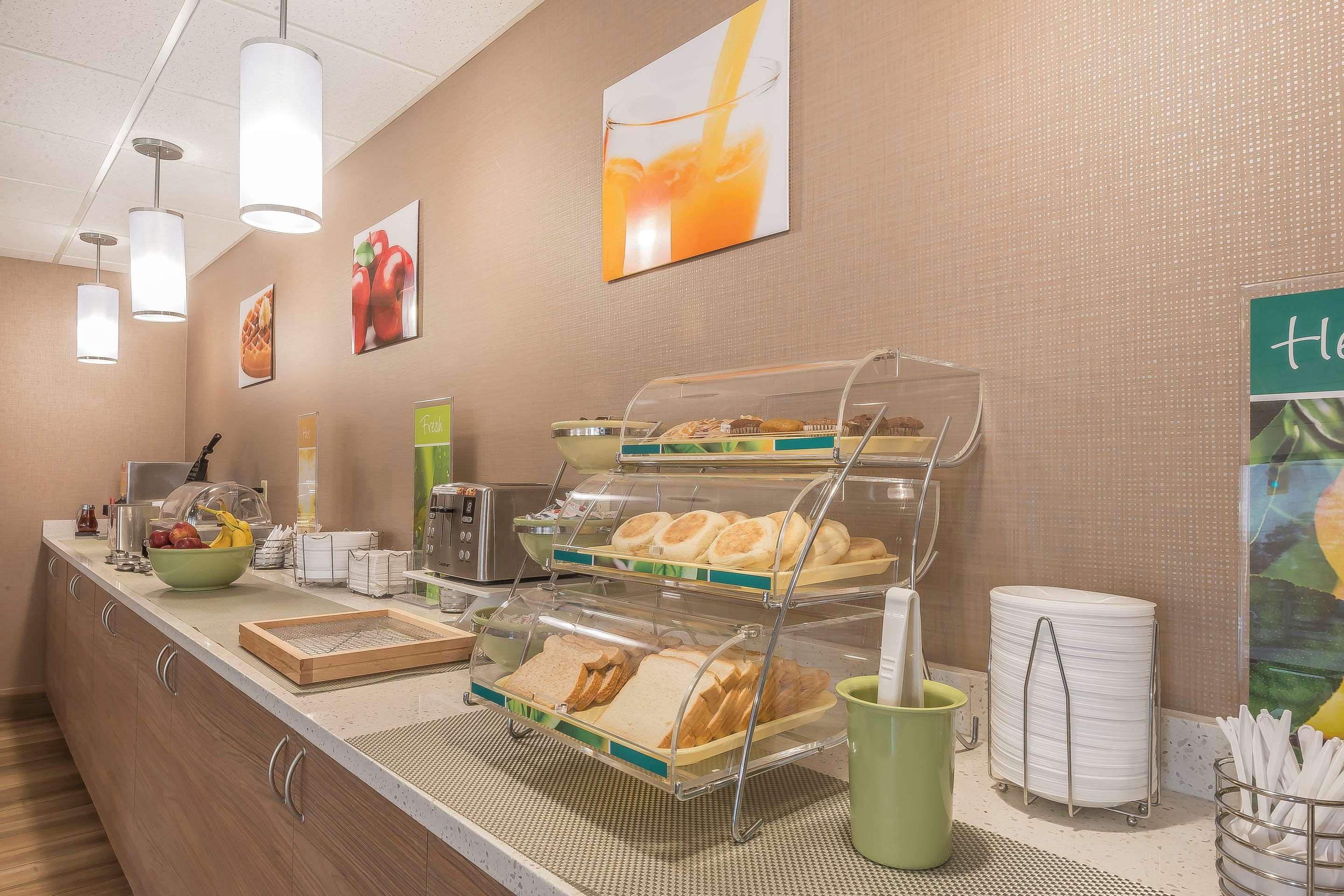 Quality Inn & Suites Downtown Windsor Zewnętrze zdjęcie